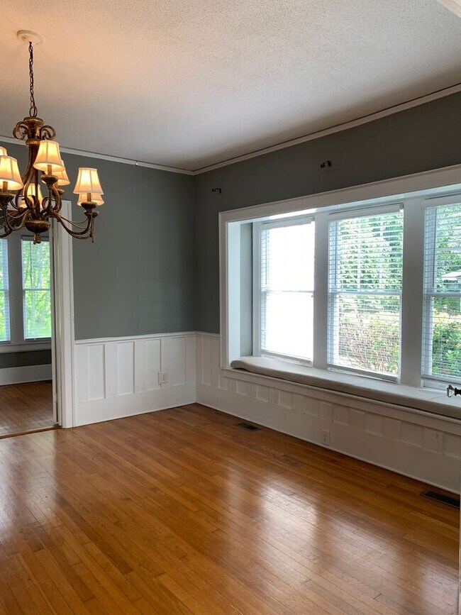 Building Photo - Beautiful Historic 3 Bedroom 2 Bath House on Colonial Drive
