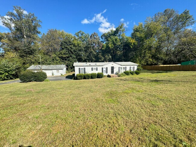 Primary Photo - Large 3bd/2ba House across from Afton Vill...