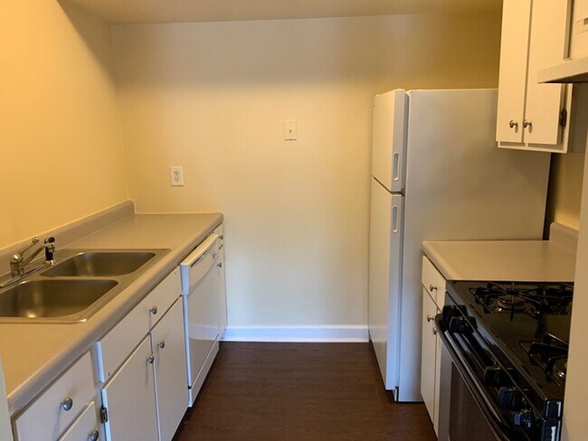 Building Photo - 215 Douglas St