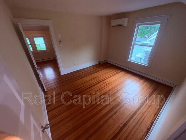 Building Photo - 376 Kenwood Ave