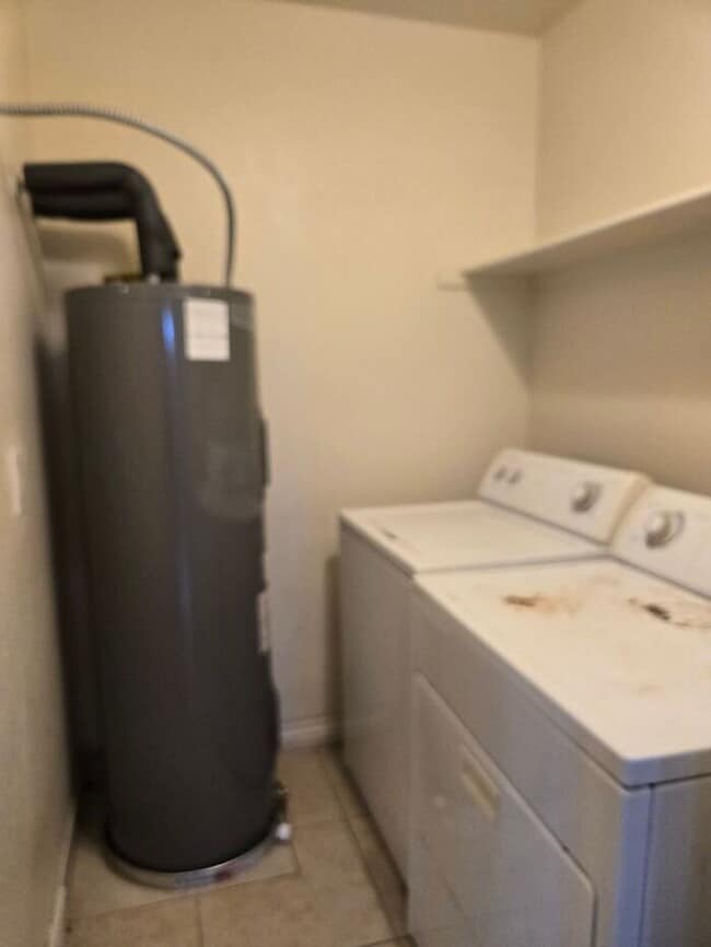 Building Photo - 3 bed, 1 bath, in a Duplex located in Sout...