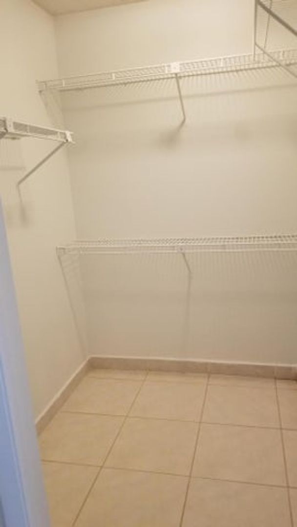 Building Photo - 14060 Greentree Dr