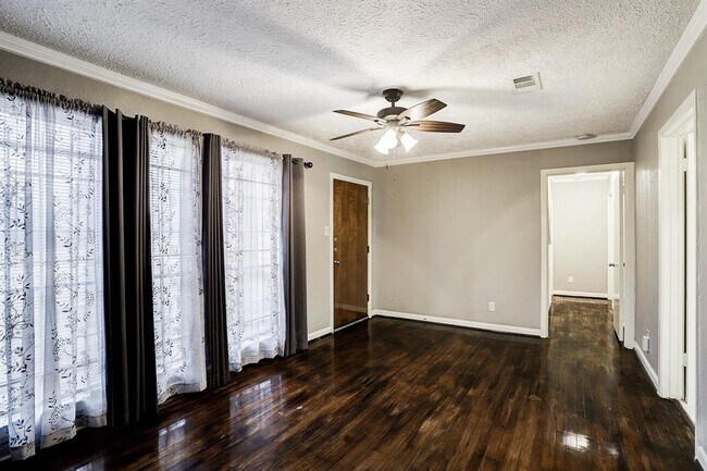 Building Photo - 7252 Parker Rd