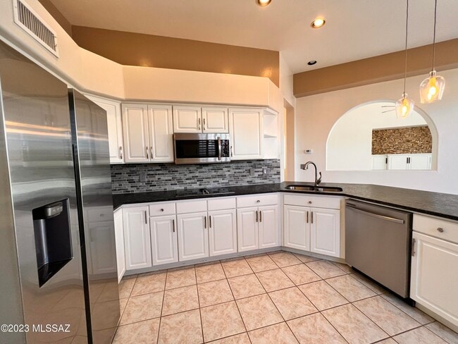 Building Photo - 10123 N Alder Spring Dr