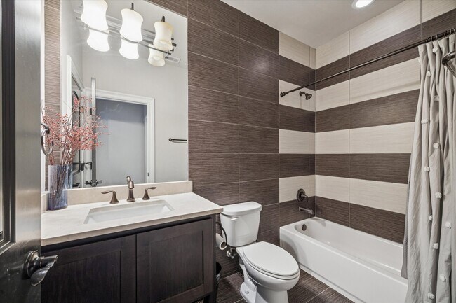 Building Photo - 618 Pink Azalea Trail