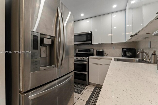 Building Photo - 606 W 81st St