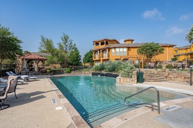 Building Photo - 2640 Venice Dr