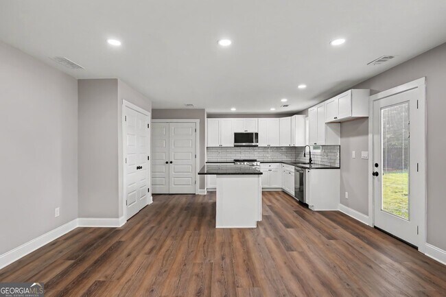 Building Photo - 520 Vineyard Rd