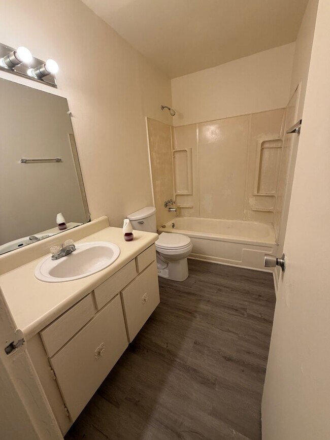 Building Photo - Charming 2 Bedroom, 2 Bath Condo available in South Charlotte!