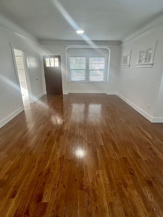 Building Photo - Fabulous vintage charm with all the modern...