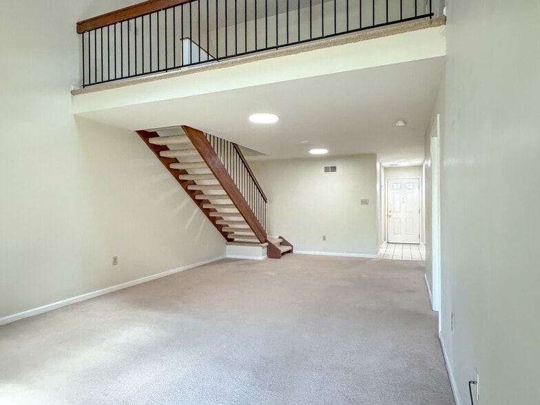 Building Photo - 208 Greenview Dr