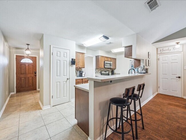 Building Photo - 6227 Creekside Ln