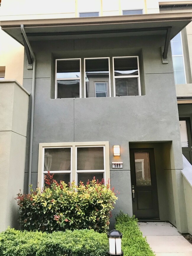 Building Photo - Meticulously Maintained 3 Bed 3 Bath Townh...