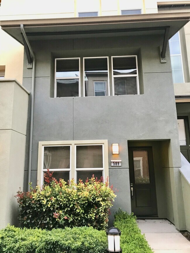 Primary Photo - Meticulously Maintained 3 Bed 3 Bath Townh...