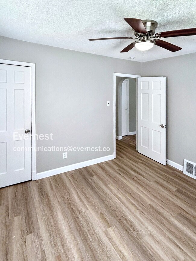 Building Photo - Updated 3 Bedroom Home in St Louis / Pet F...