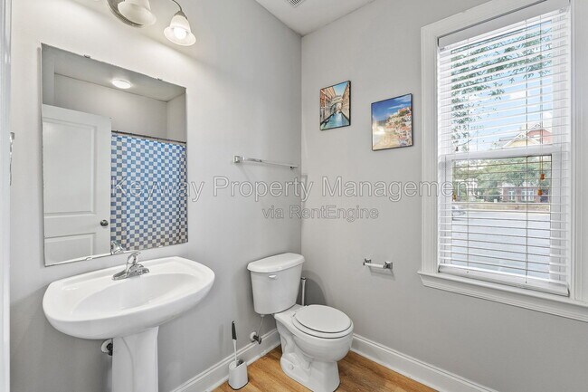 Building Photo - 321 Landing Dr