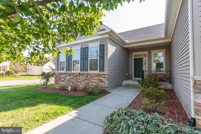 Building Photo - 15 Flag Ct