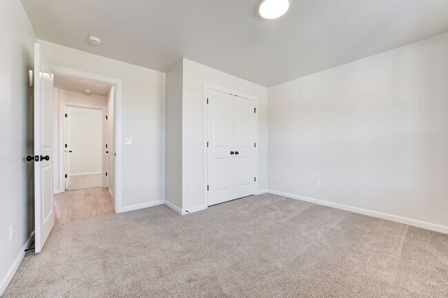 Building Photo - Brand New Home in Mustang!