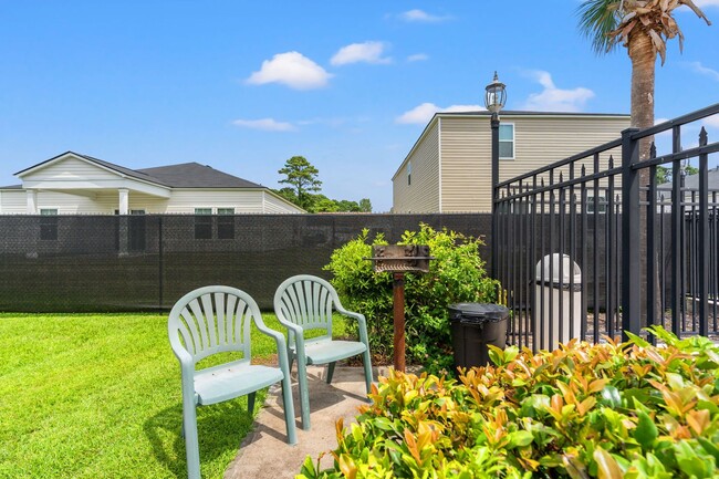 Building Photo - Fully furnished condo minutes from the beach!