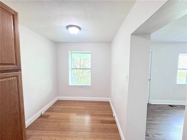 Building Photo - 2528 Homehurst Ave