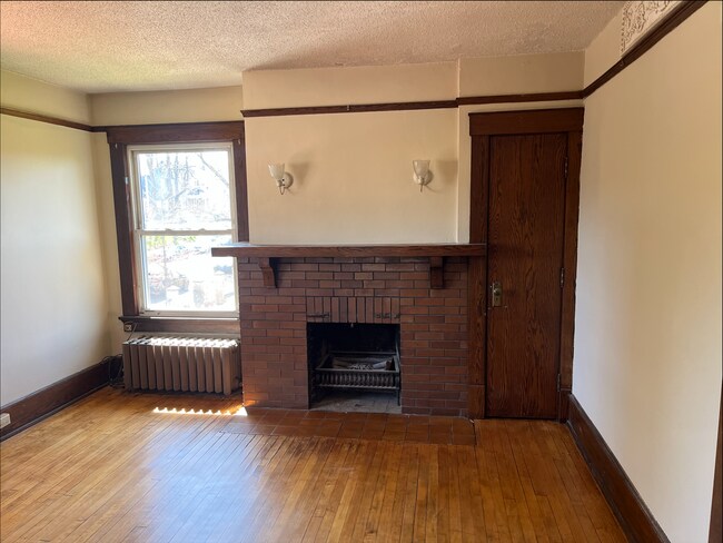 Building Photo - Charming, Vintage, Downtown Apartment