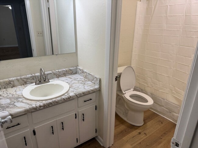 Building Photo - Large 2bed/1bath near Gov Sq Mall