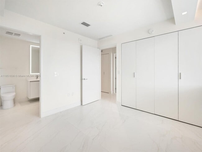 Building Photo - 700 NE 24th St