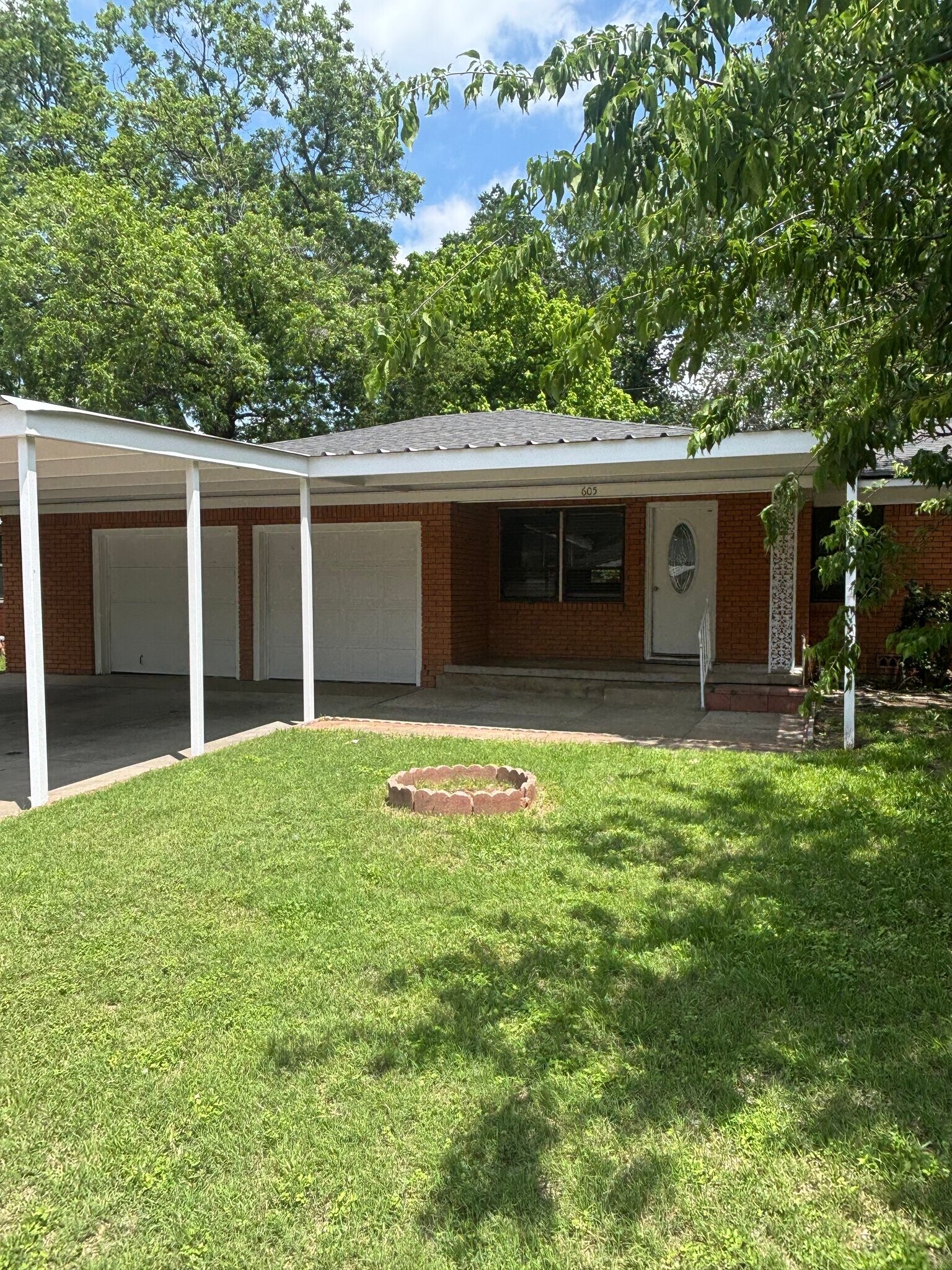 Building Photo - 605 N Joyce St