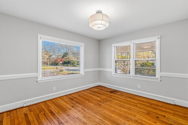 Building Photo - NW - Large Brick Ranch, Updated, Hardwoods, LR, DR, Den, Two Decorative Fire Places, Fenced, Stor...