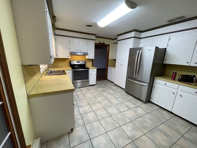 Building Photo - 735 E King St