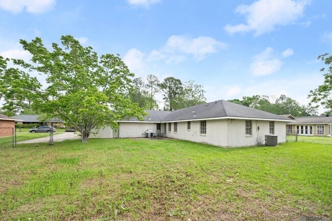 Building Photo - 9256 Bermuda Ave