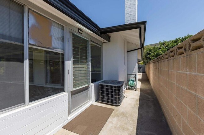 Building Photo - 1304 San Julian Dr