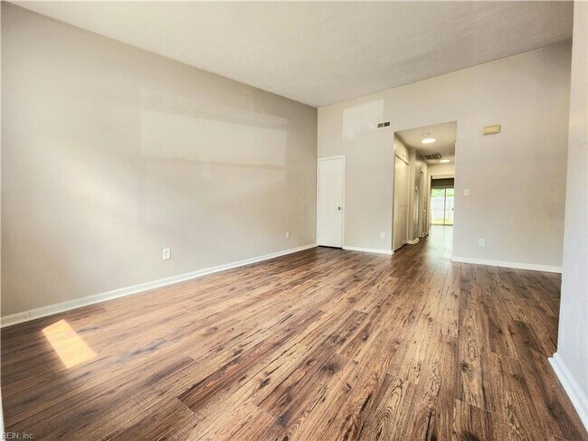 Building Photo - Updated and charming townhouse in heart of...