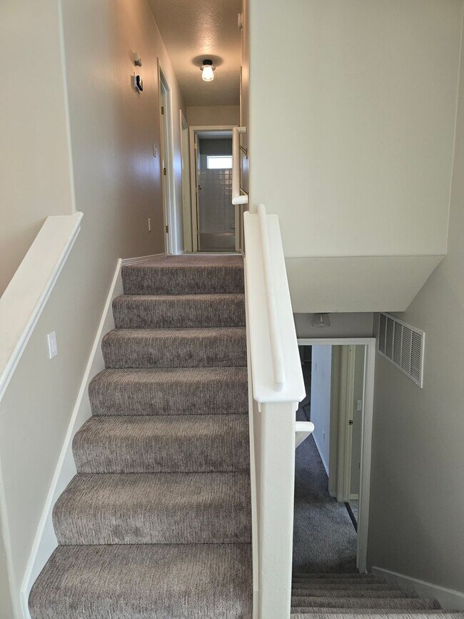 Building Photo - Beautiful home in desirable Riverside Harbor.
