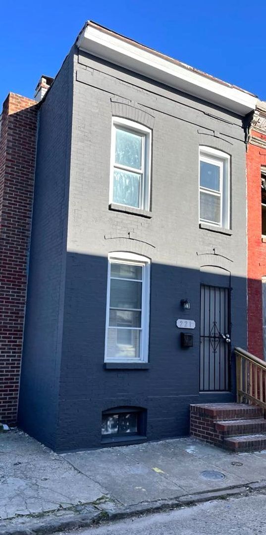 Primary Photo - Recently Renovated 2 Bed 1 Bath Ready To M...