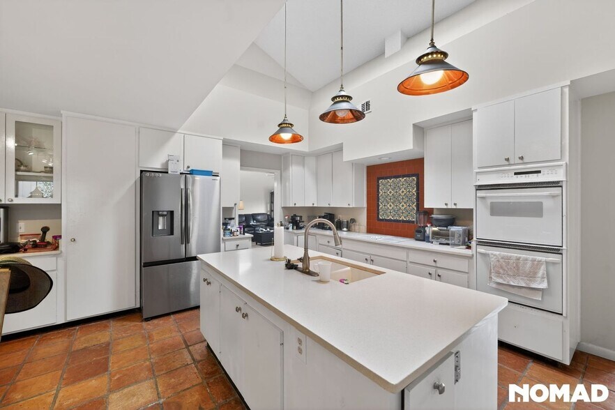 Building Photo - 5314 Oak Bay Dr E