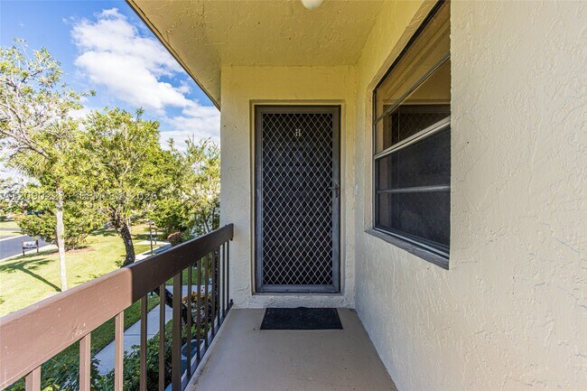 Building Photo - 8566 Casa Del Lago