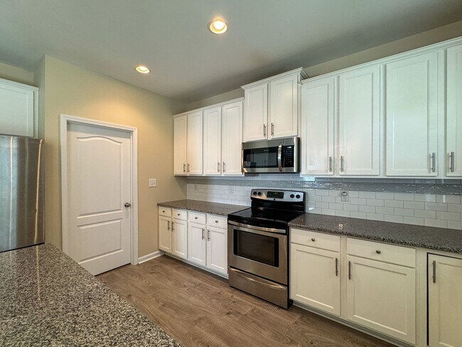 Building Photo - Stunning 4 Bed 2.5 Bath Raeford Home
