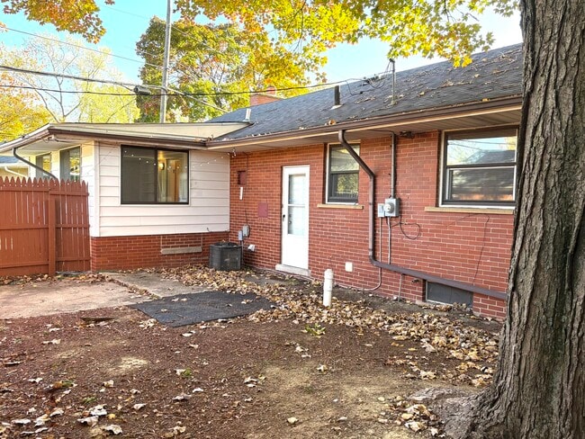 Building Photo - 27160 Spring Arbor Dr