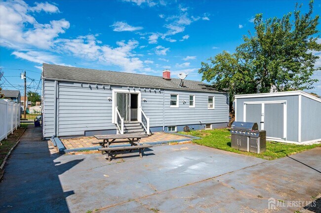 Building Photo - 9 Wedgewood Dr