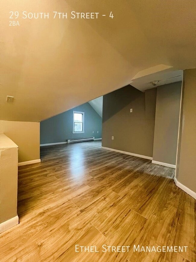 Building Photo - Newly-Updated 2 Bedroom Apartment