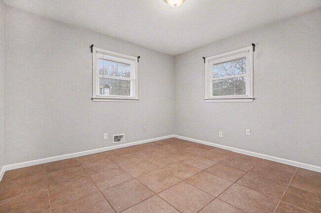 Building Photo - Nice 2BR/1BA Duplex in East Point!