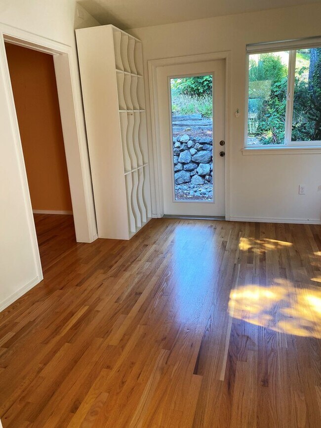 Building Photo - UNIQUE RAMBLER with views in Dockside at Kitsap Lake!