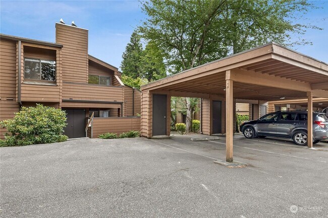 Building Photo - Great 1bed 1bath Location in Kirkland! Parking and W/S/G included in rent