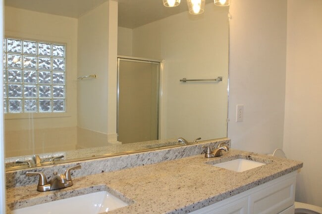 Building Photo - 3 Bedroom 2 Bath W/Bonus South Augusta!