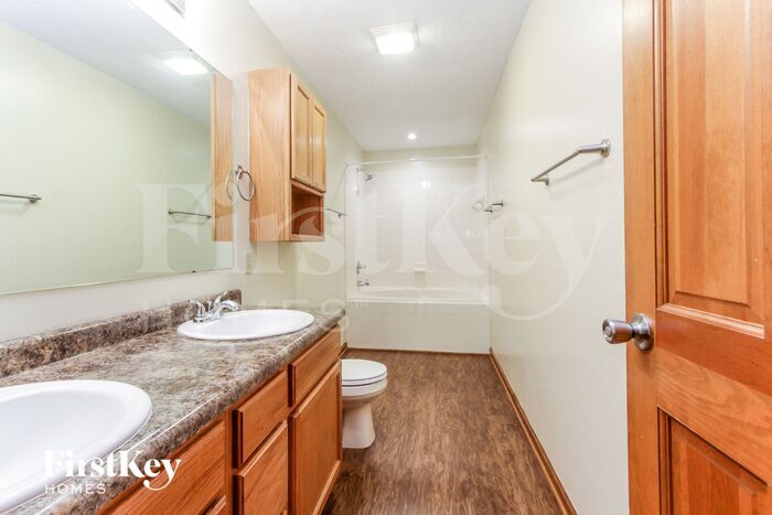 Building Photo - 1027 W Palomino Pl