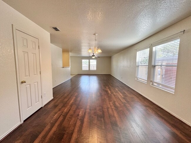 Building Photo - *COMING SOON* MOVE IN SPECIAL Beautifully Designed Two-Story Home with Loft and Garden Tub!