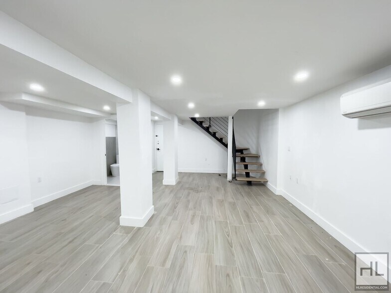 Building Photo - PUTNAM AVENUE / Spacious 2-Bed 1/5 Bath Du...