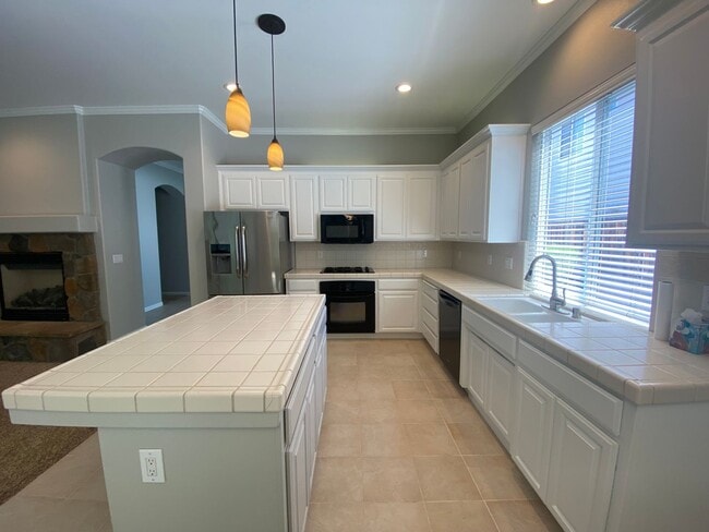 Building Photo - 4 bedroom in Paso Robles