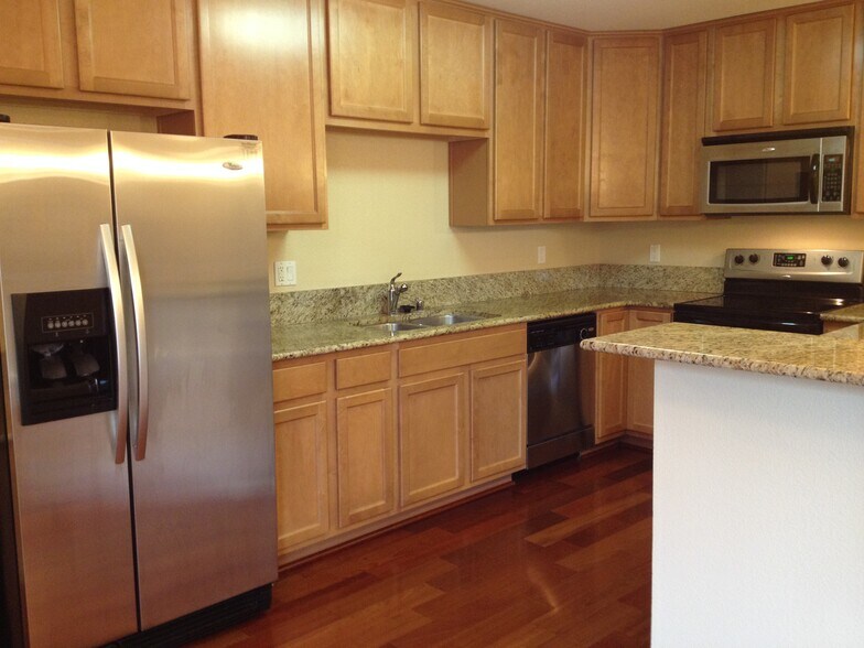 Building Photo - 300 Glenwood Cir